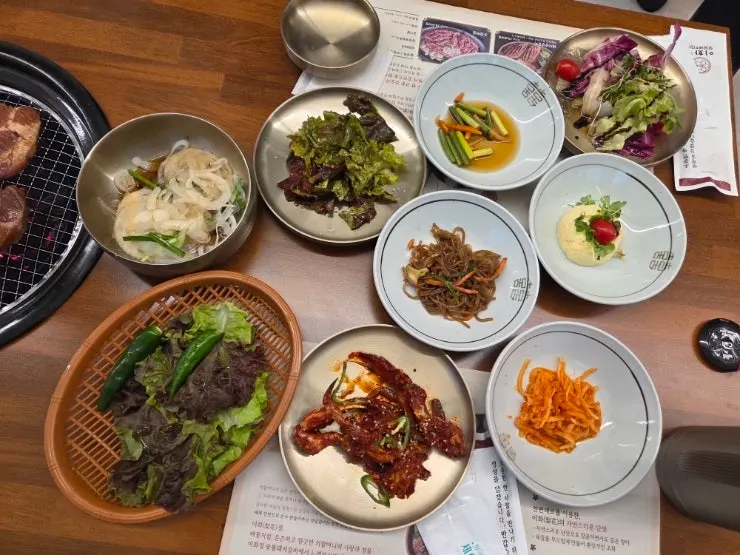 한정식처럼 다양하게 나온 기본 반찬