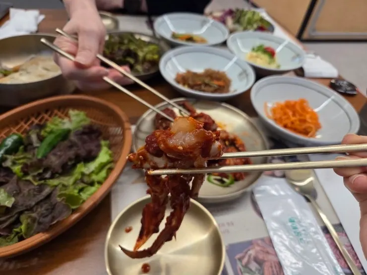 자극적이지 않은 양념이 밴 반찬 접시