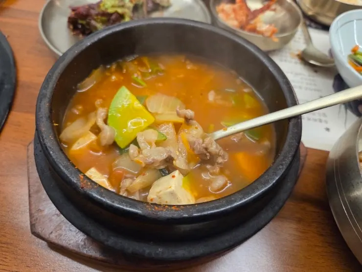 함께 주문한 된장찌개와 공기밥