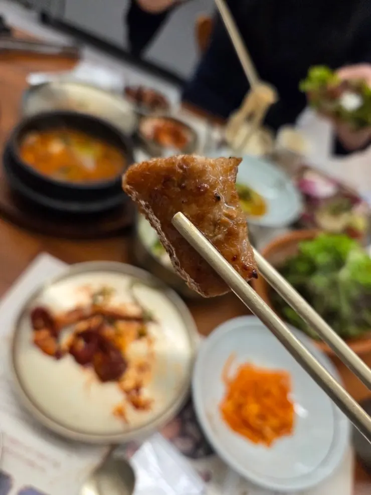 밥과 함께 먹는 숯불 돼지갈비 세로 사진