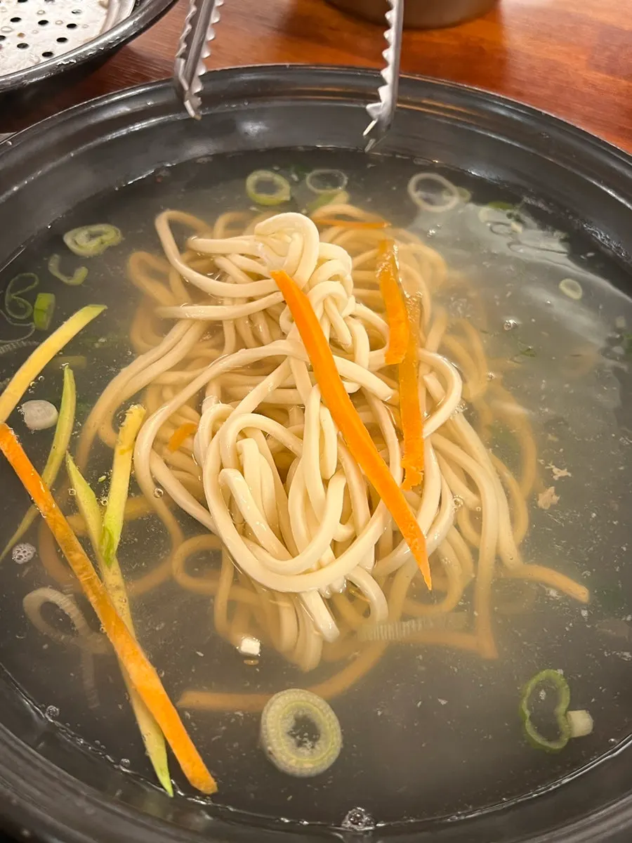 조개가 가득한 칼국수 국물