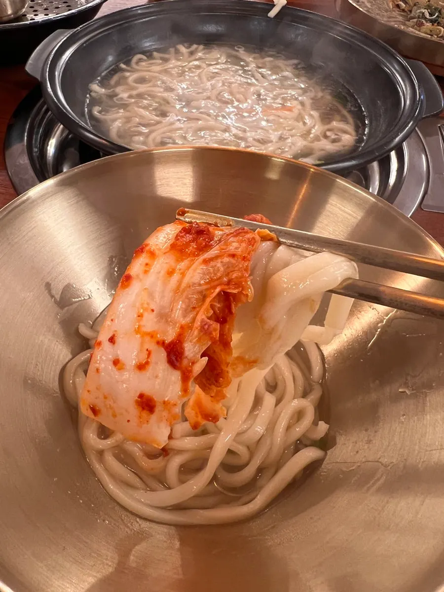 자가제면 칼국수 면을 넣고 끓인 냄비