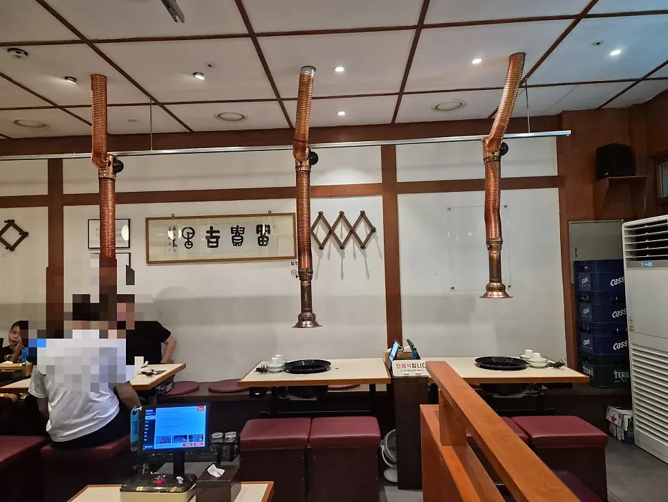 회식과 가족 모임에 좋은 길게 이어진 단체석