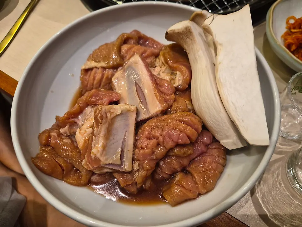 3인분으로 나온 유자숙성 돼지갈비 접시