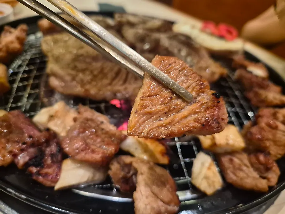 불판 위에서 익어가는 유자숙성 돼지갈비