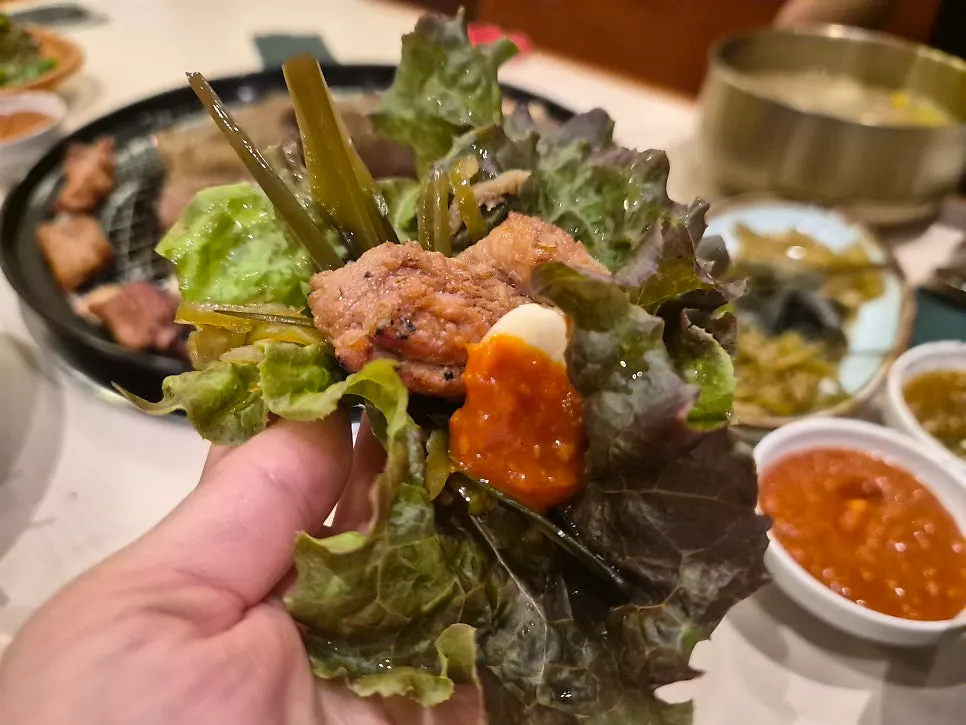 노릇하게 구워진 돼지갈비 한 점