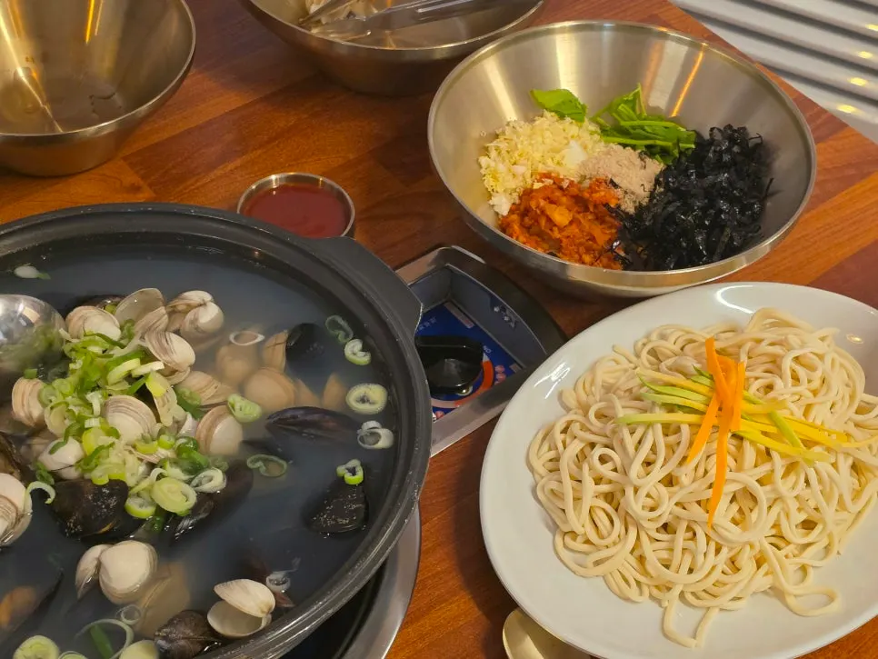 서리태 콩국수와 칼국수가 함께 놓인 상