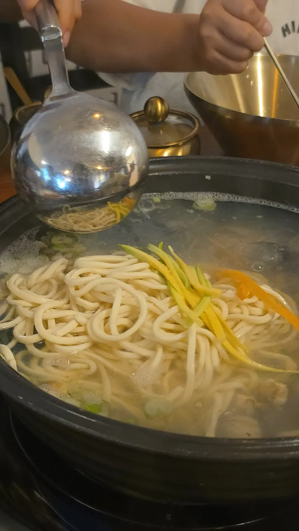 조개 육수에 넣은 칼국수 생면과 5분 모래시계