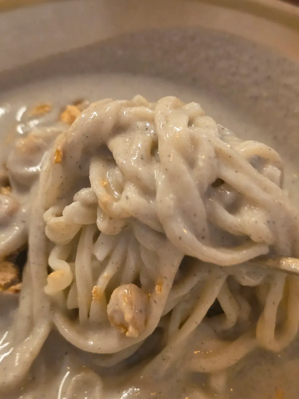 꾸덕한 콩물이 달라붙은 콩국수 면