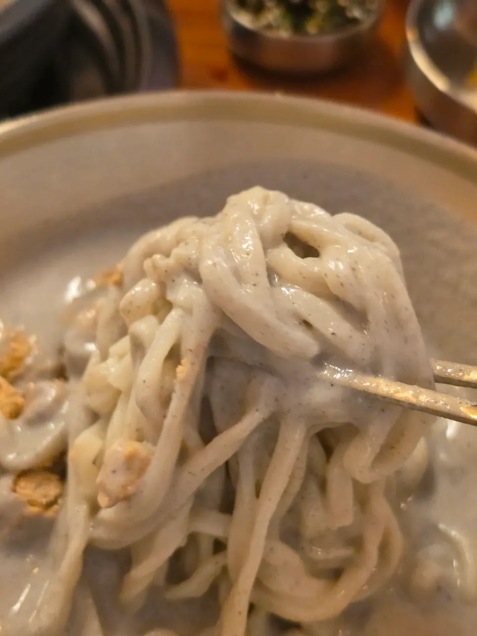 콩고물과 콩떡이 얹힌 서리태 콩국수