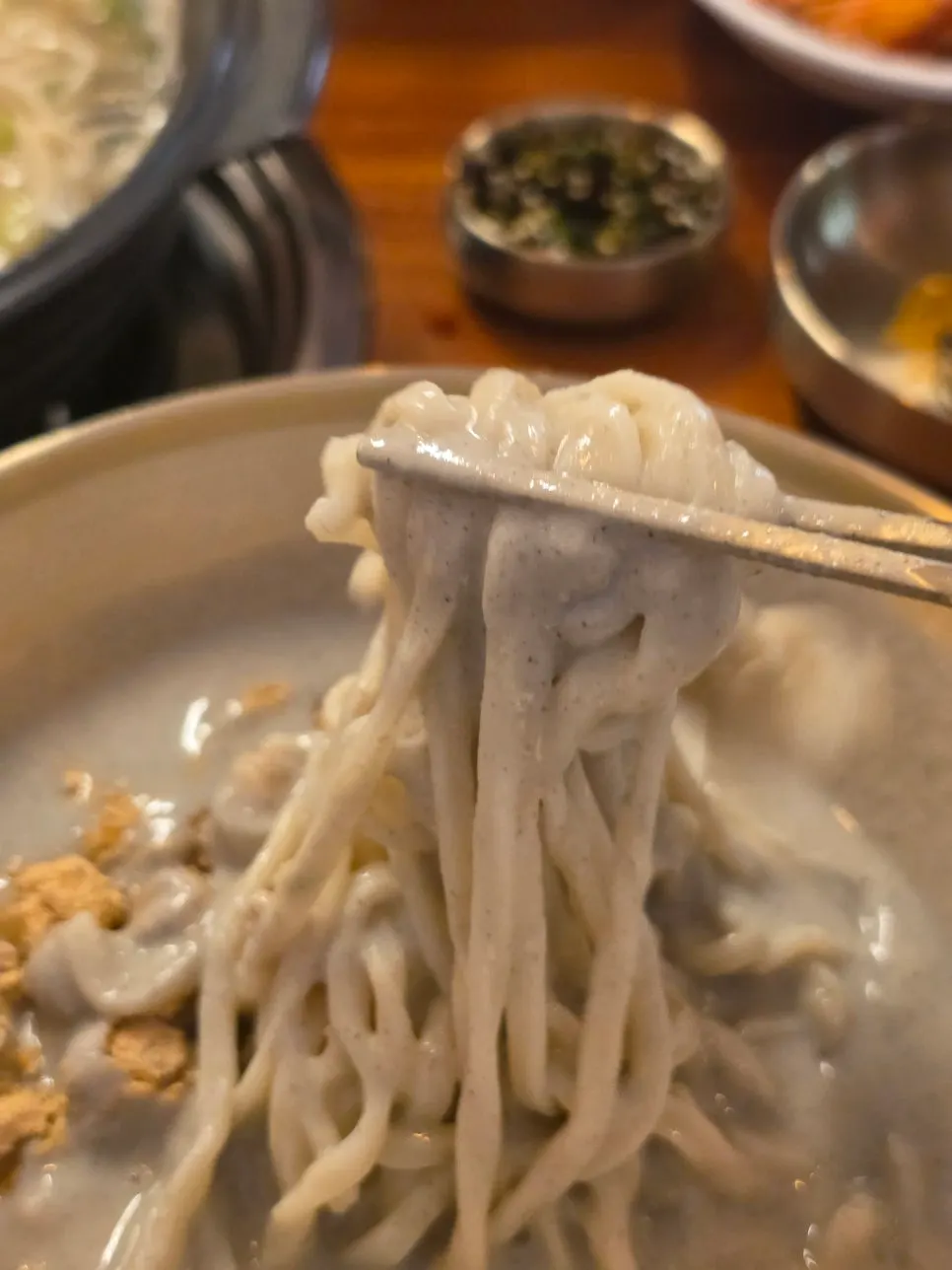 숟가락으로 떠올린 진한 콩물