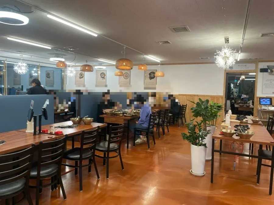 View of the dining hall seating at Goryeo Mulchong Kalguksu