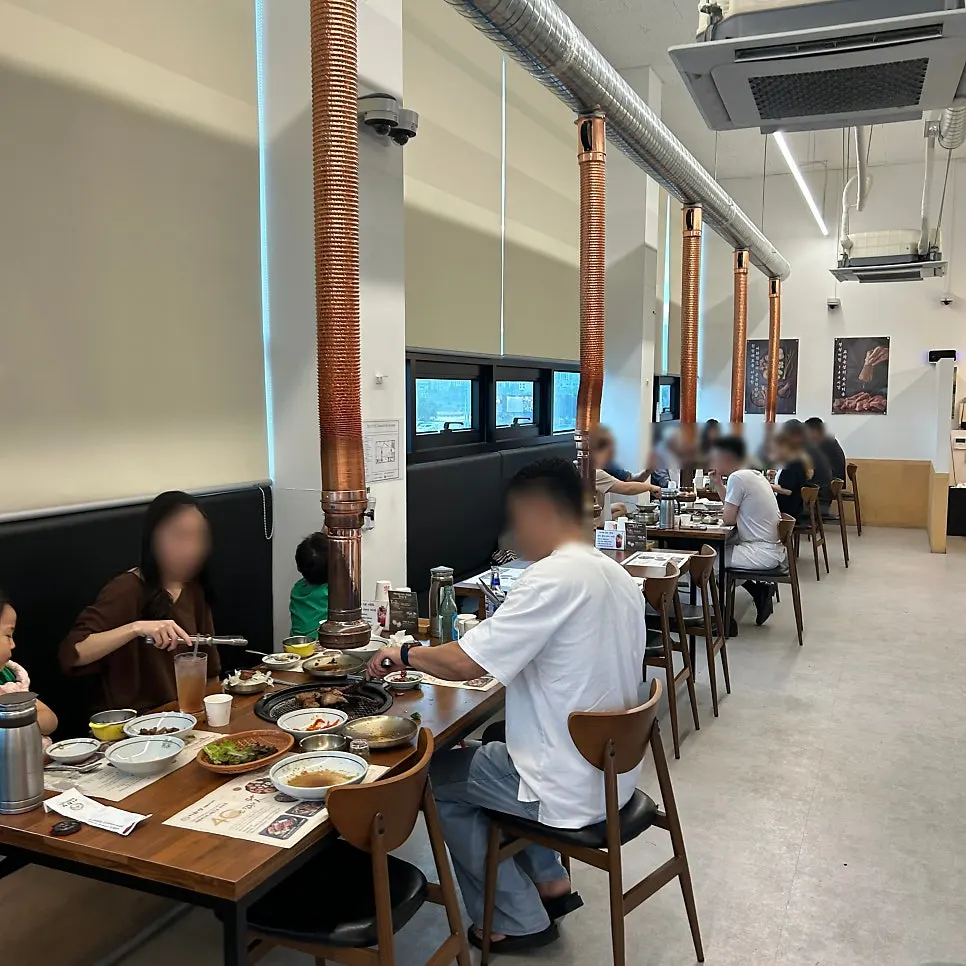 모임하기 좋은 넓은 테이블 내부