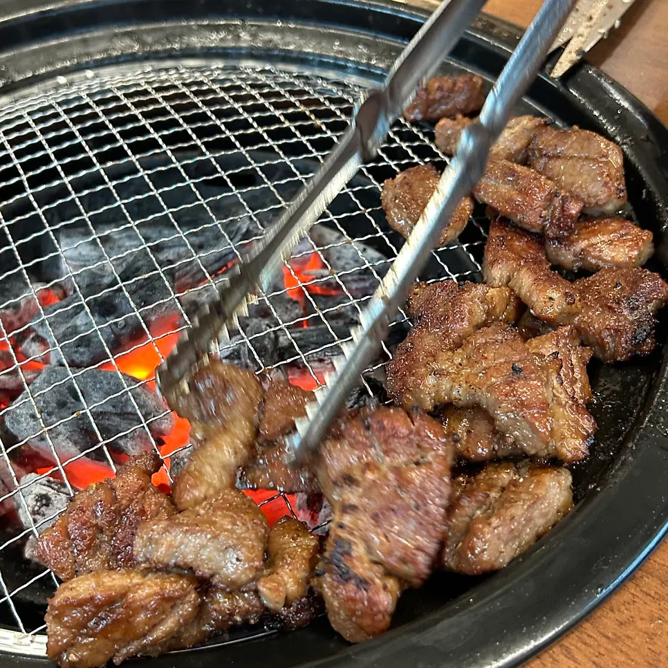 숯불 불판 위 돼지갈비