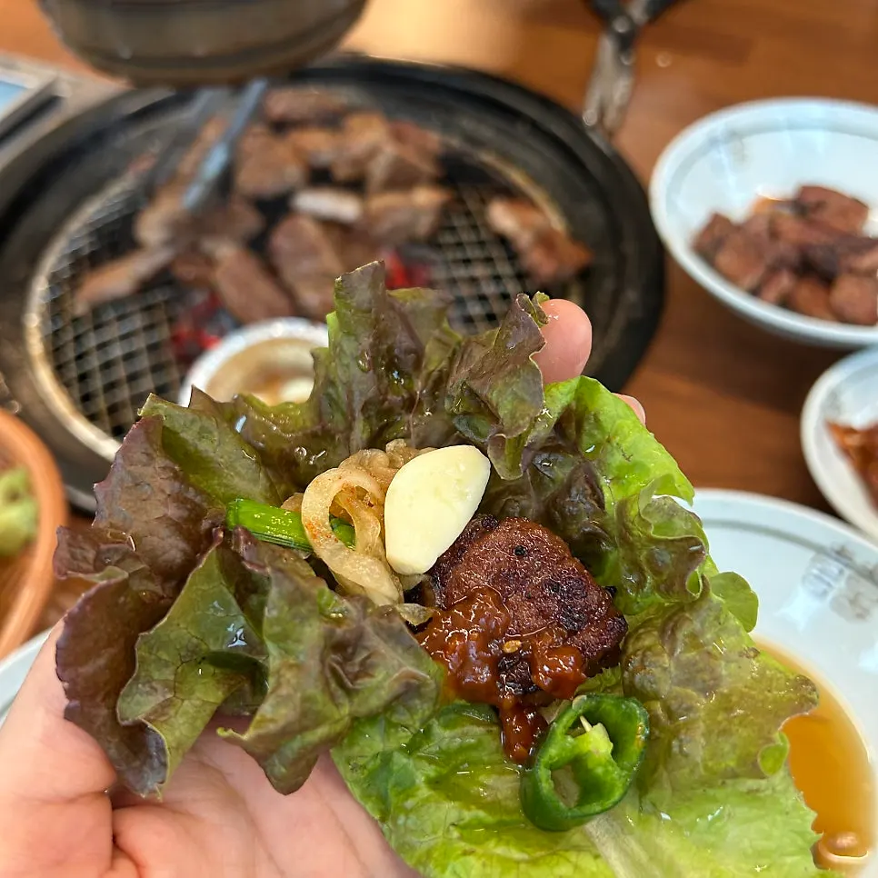 구워진 돼지갈비 클로즈업