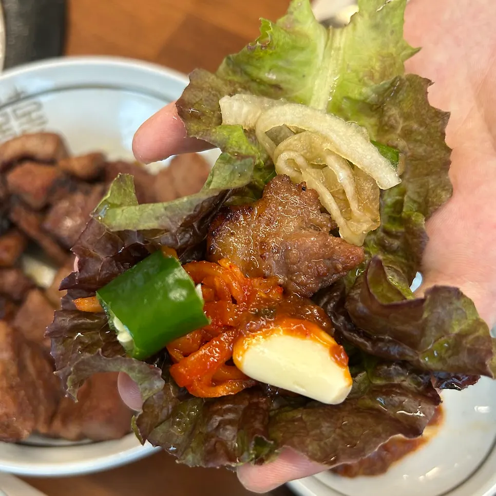 상추쌈에 올린 돼지갈비