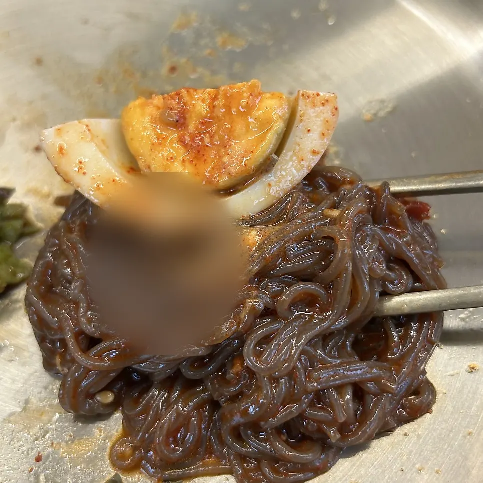 양파절임과 마늘을 곁들인 쌈