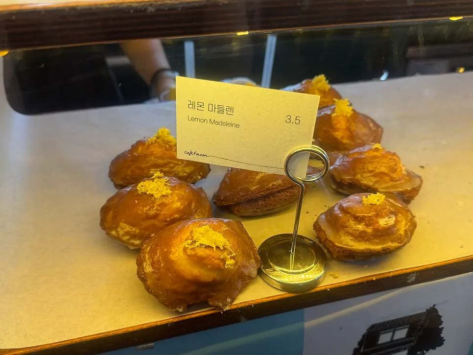 카페포문 디저트 진열장에 놓인 케이크들
