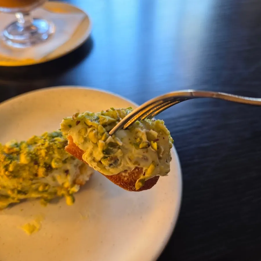 피스타치오 휘낭시에 단면