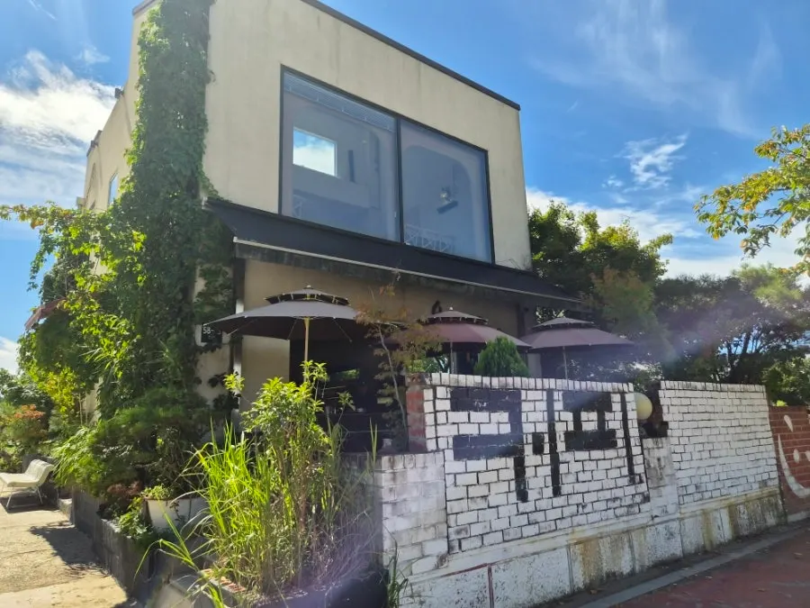 Exterior of Cafe Pomun in Ichung-dong, Pyeongtaek