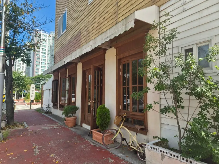 First-floor outdoor space at Cafe Pomun