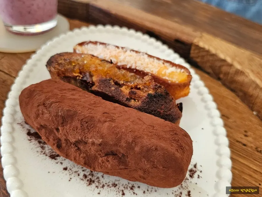 Cafe Pomun's signature financiers and madeleines