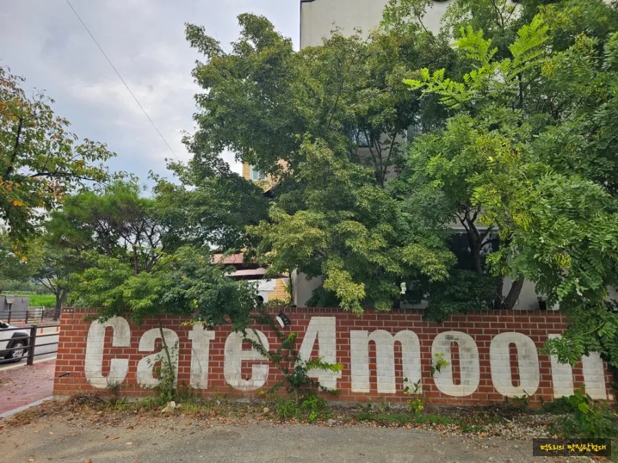 Exterior of Cafe Pomun's standalone building in Icheung-dong, Pyeongtaek
