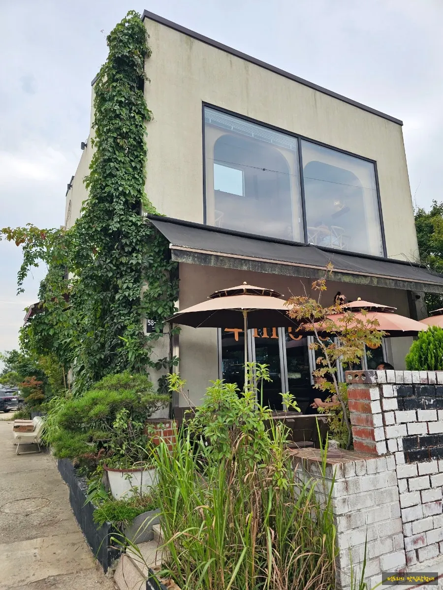 Cafe Pomun's annex, run in collaboration with a furniture company