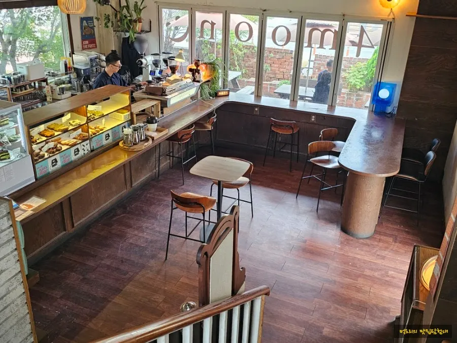 Cafe Pomun's vintage-style interior