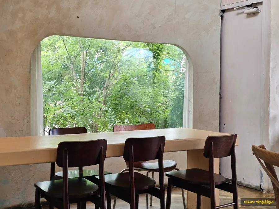 Second-floor seating in Cafe Pomun's main building