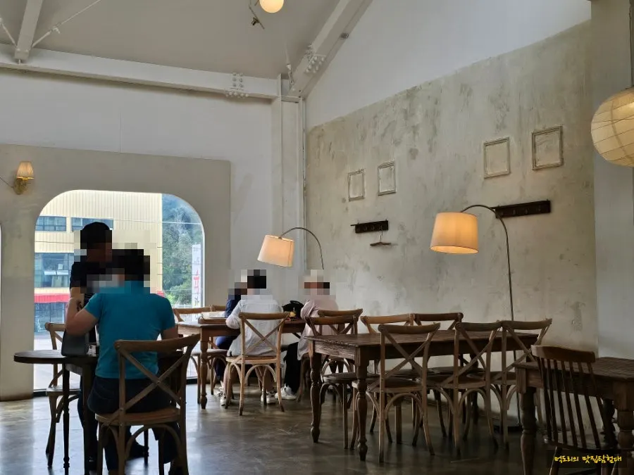 Cafe Pomun's spacious interior table layout