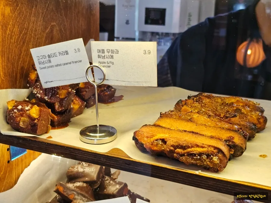 Dessert display case at Cafe Pomun's counter