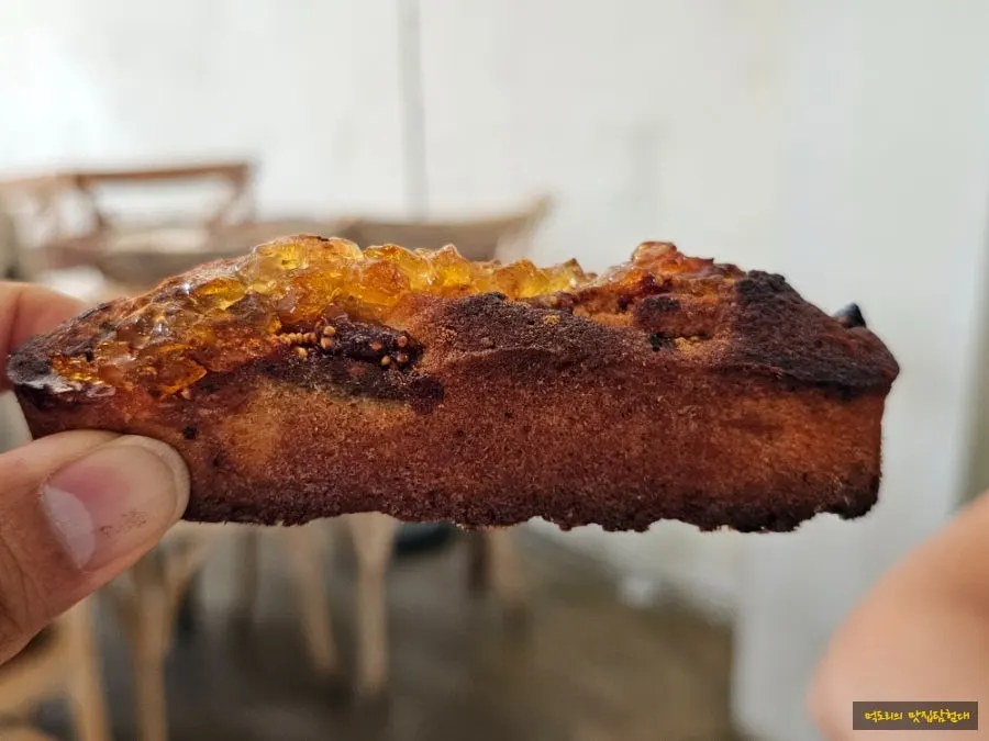 Close-up of the apple fig financier