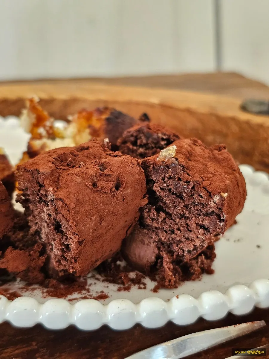 Dirty choco madeleine coated in chocolate powder