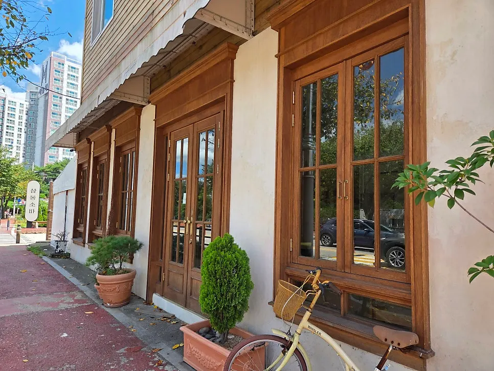 Full exterior view of Cafe Pomun