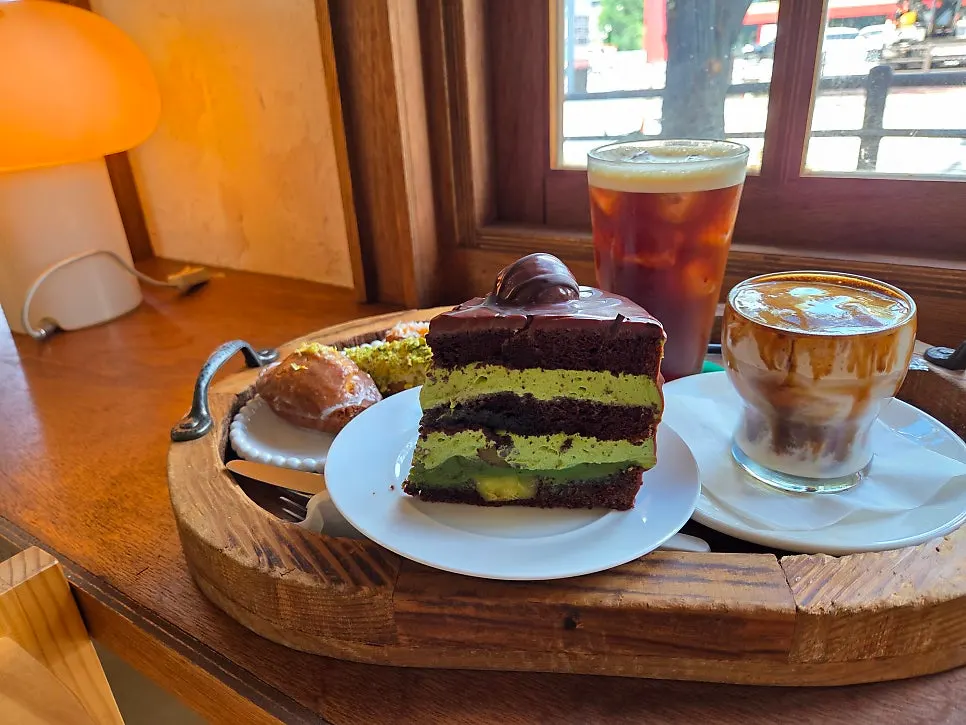 Table with Pomun coffee and dessert combination
