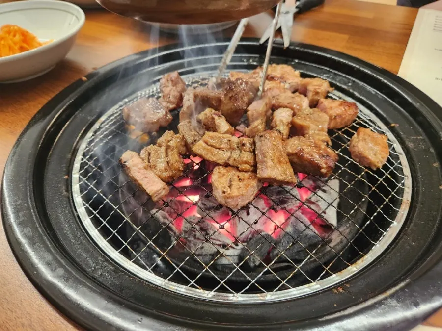 숯불에서 굽는 양념고기