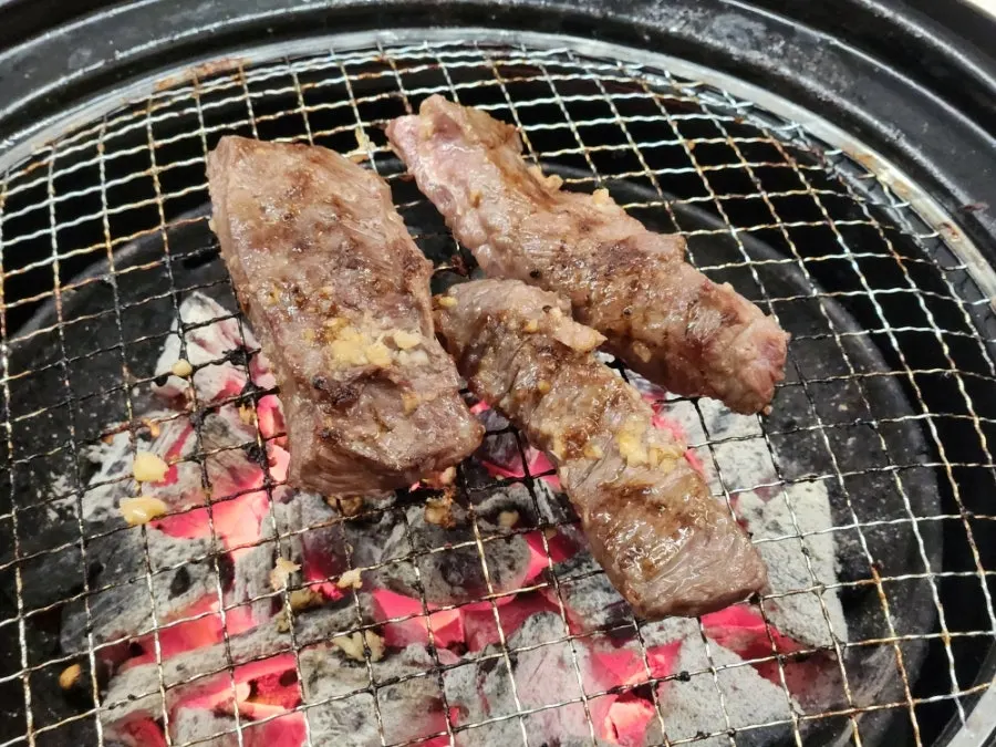 숯불에 굽는 소갈비살