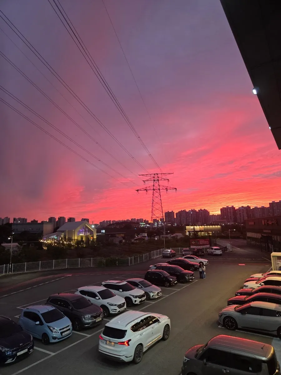 창가에서 본 저녁 노을 풍경