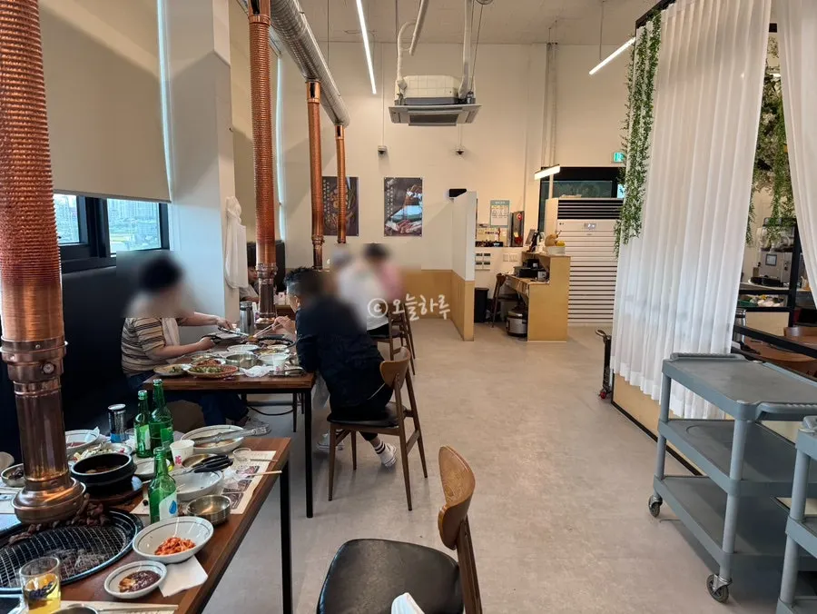 넓은 규모의 이화정 매장 내부