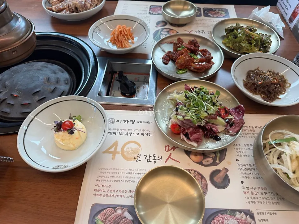 푸짐하게 차려진 고기집 한 상