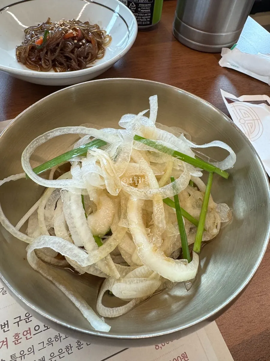 다양한 밑반찬이 놓인 식탁