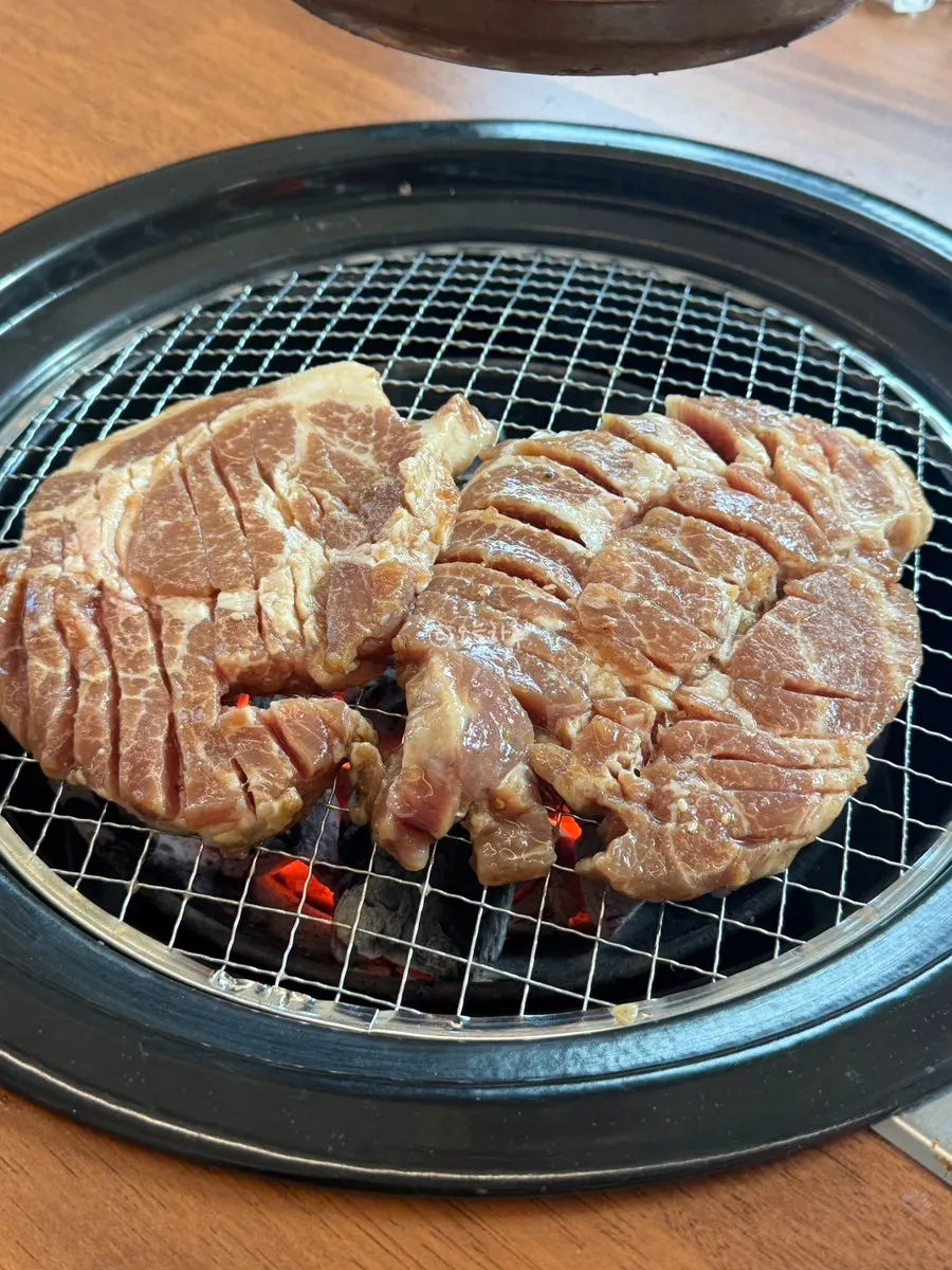 숯불에 굽기 시작한 양념고기