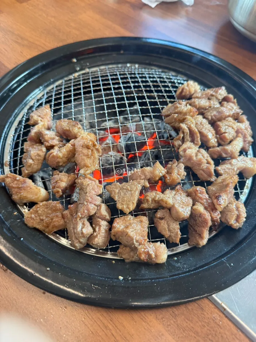 숯불에서 익어가는 돼지양념구이