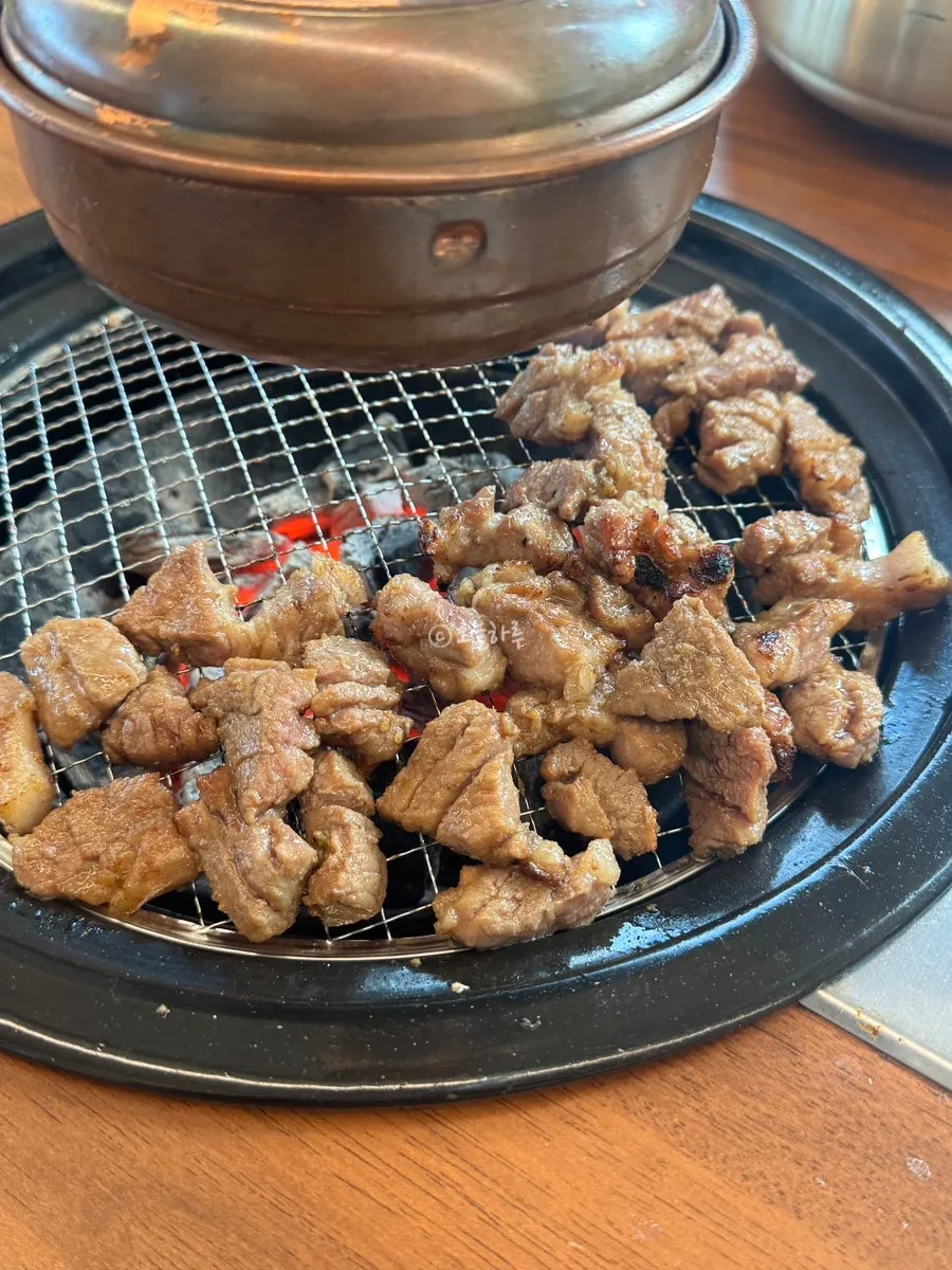 천천히 뒤집어 굽는 양념고기