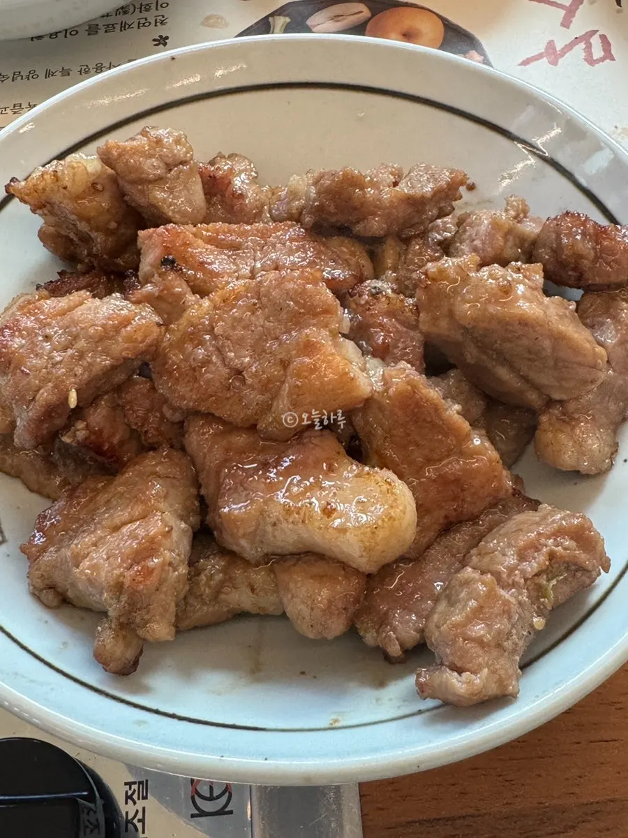 먹기 좋게 자른 노릇한 양념구이
