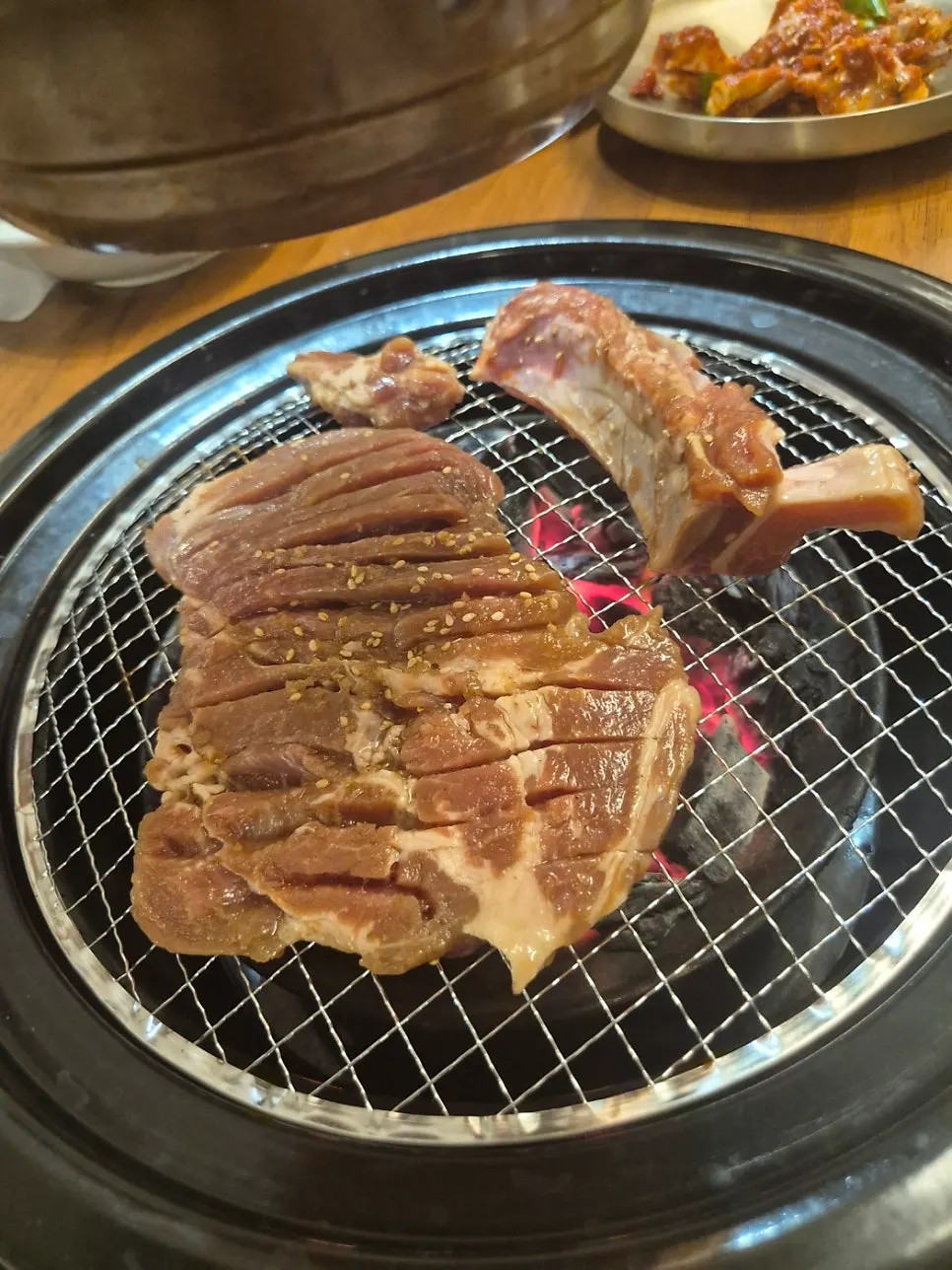 숯불 위 돼지양념갈비 굽기
