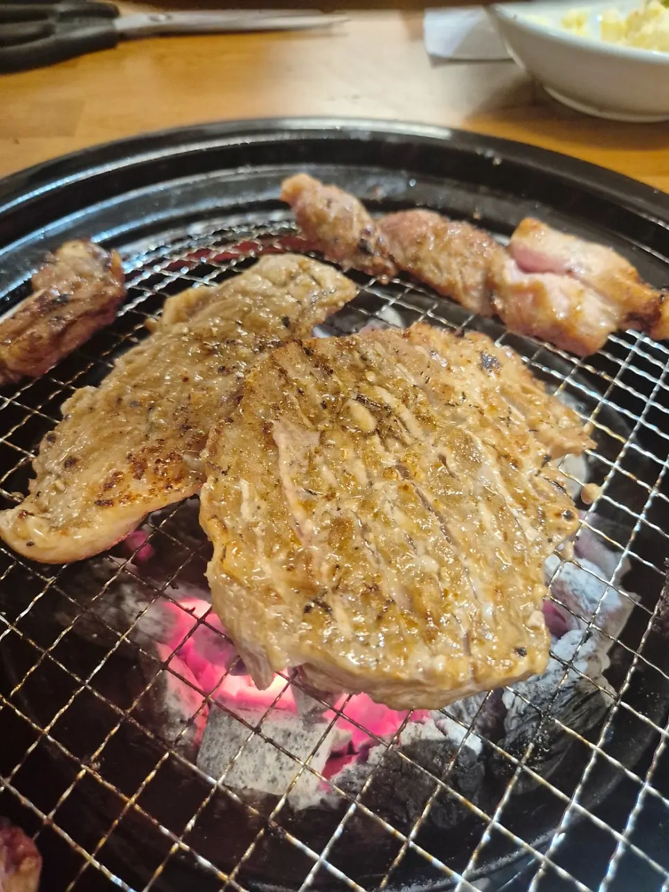 불판에서 익히는 돼지갈비