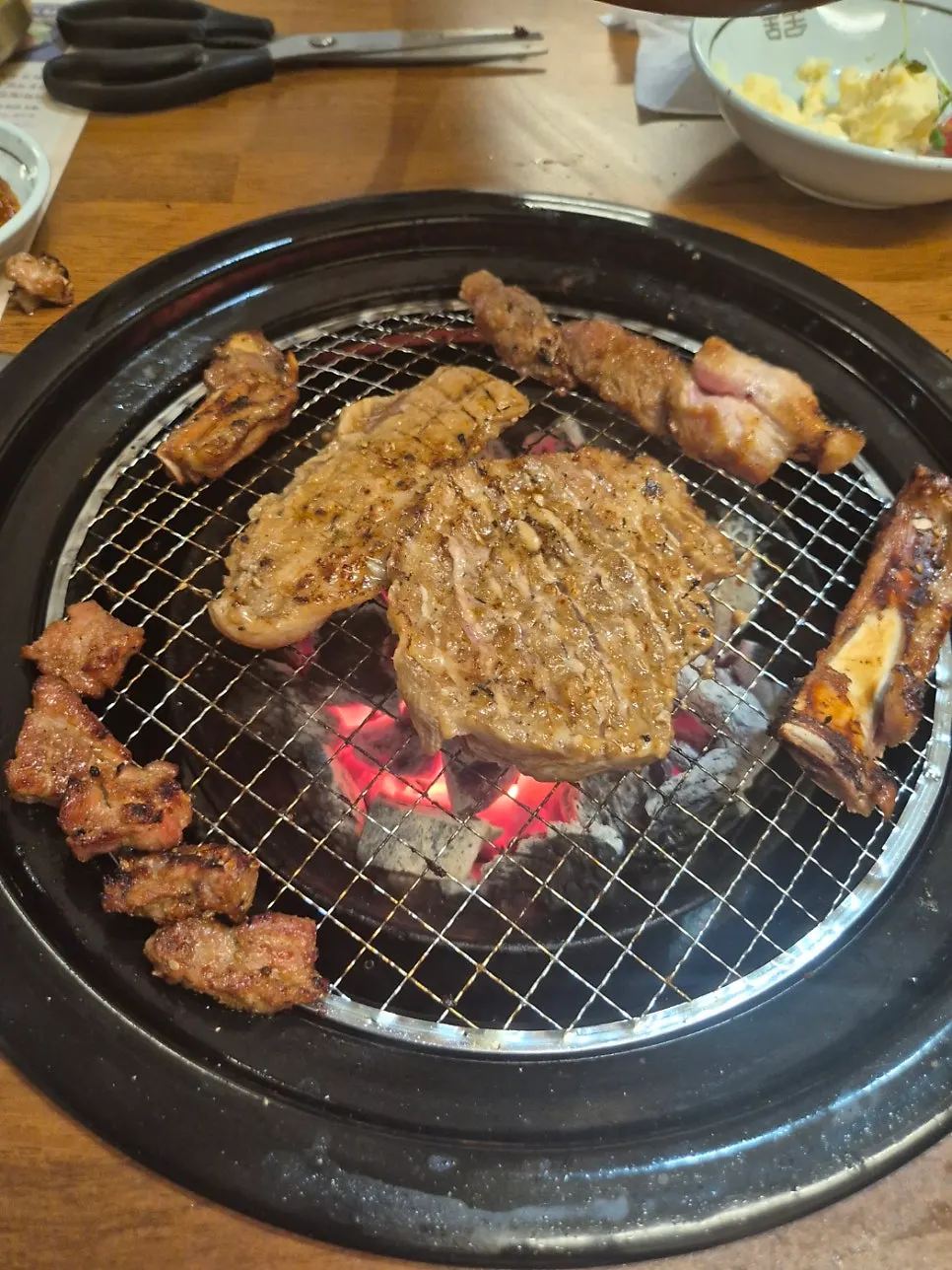 노릇하게 익은 돼지양념갈비