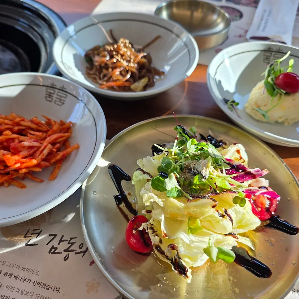 고기 메뉴가 적힌 메뉴판 확대 모습